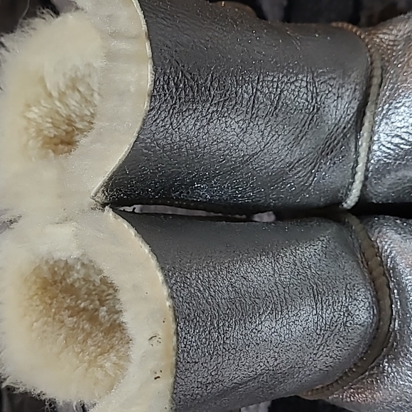 UGG LIMITED EDITION METALLIC SLIVER BAILEY BUTTON CLASSIC SHORT BOOTS - Picture 6 of 16